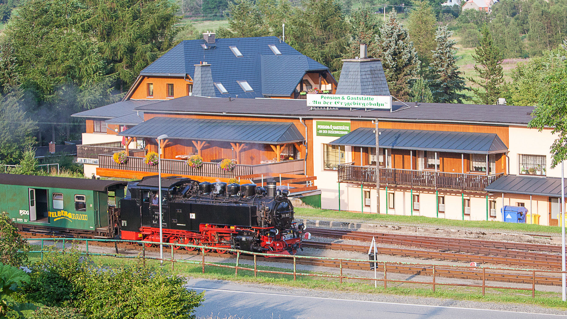 Dampfzug im Bahnhof Hammerunterwiesenthal vor der Pension an der Erzgebirgsbahn 
© http://www.digitalfotodesign.de