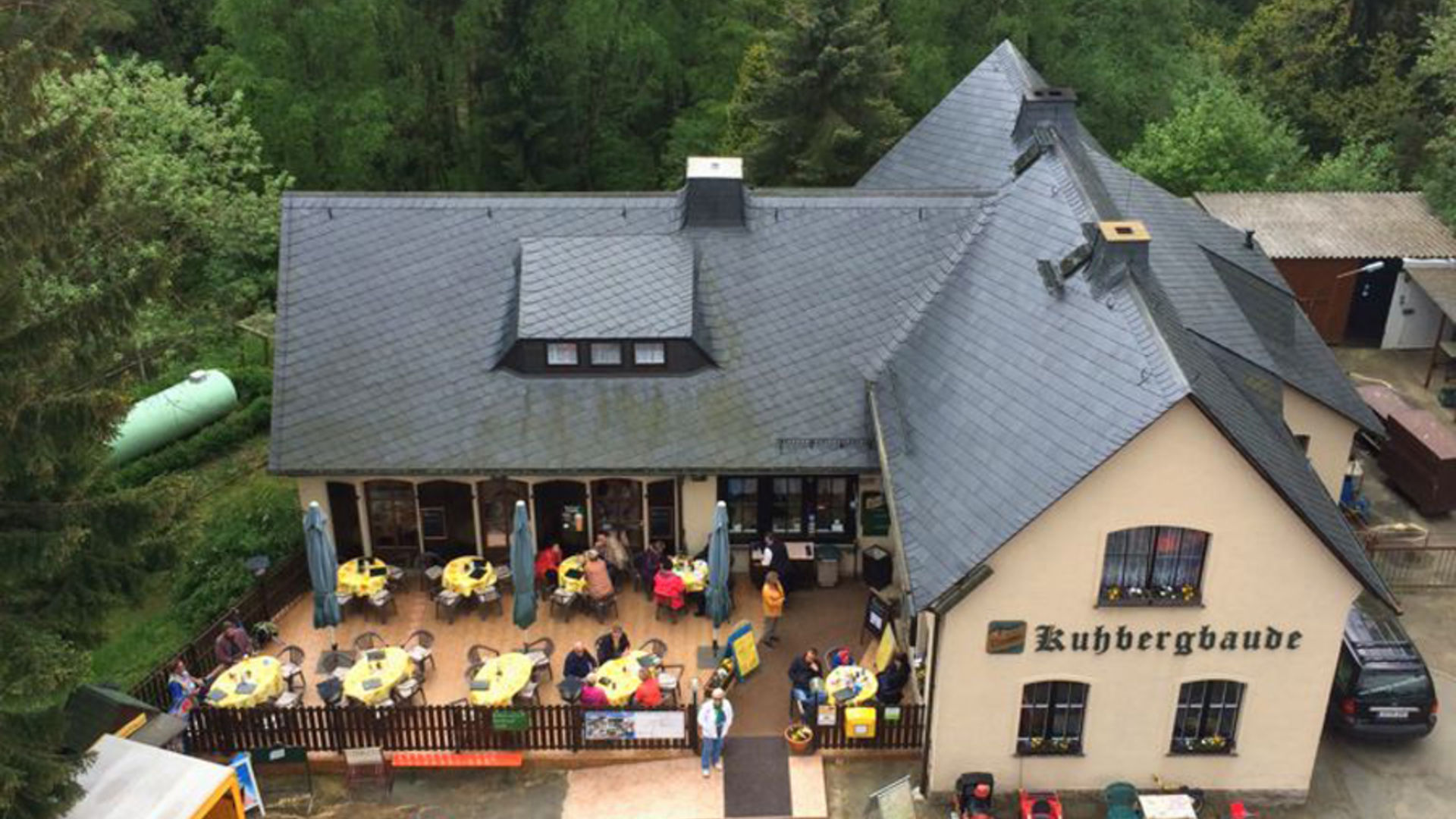 Blick vom Aussichtsturm auf die Gaststätte Kuhbergbaude 
© Gaststätte Kuhbergbaude