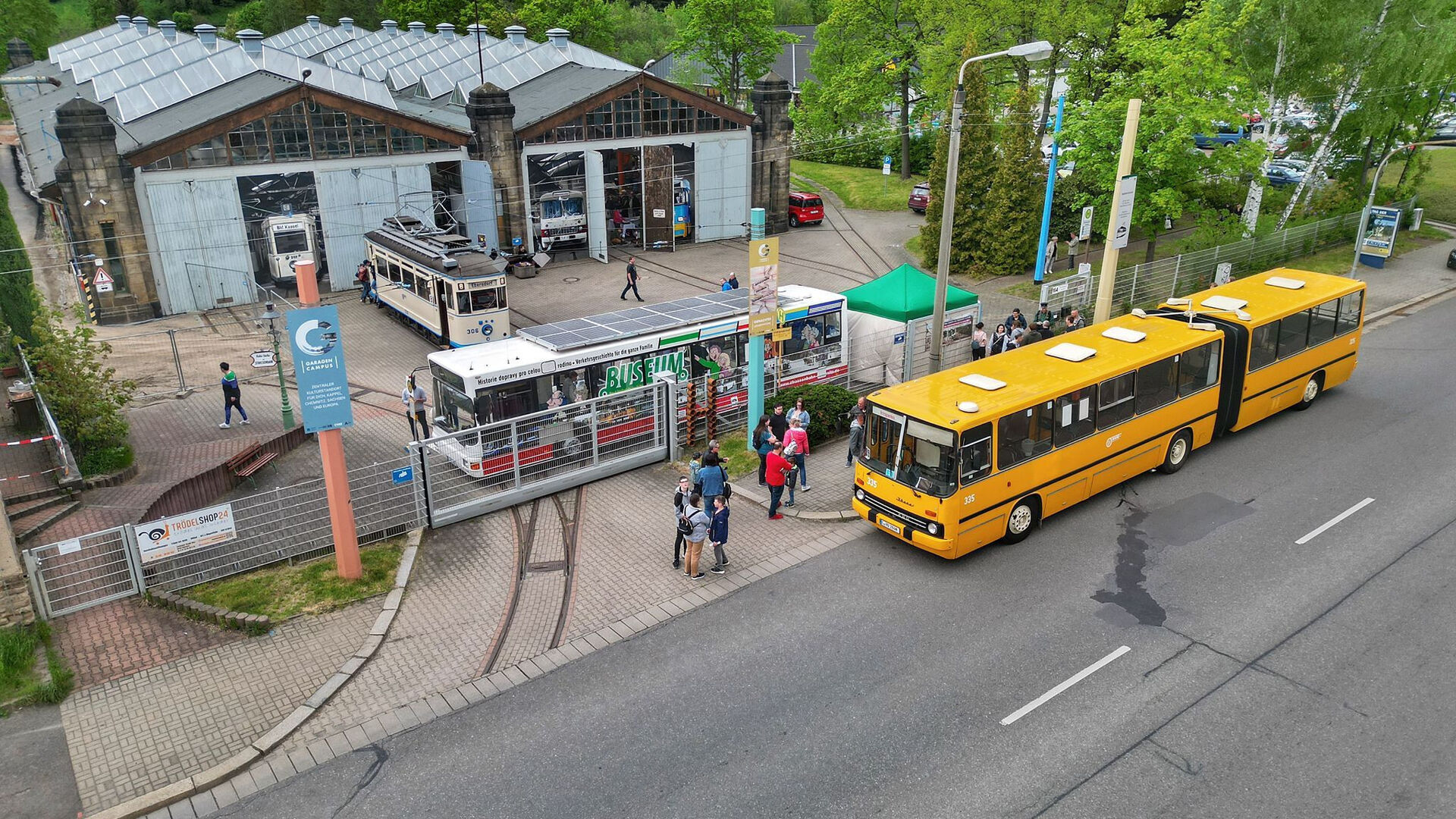 Ikarus-Bus vor Straßenbahnmuseum Chemnitz 
© Straßenbahnmuseum Chemnitz e.V.