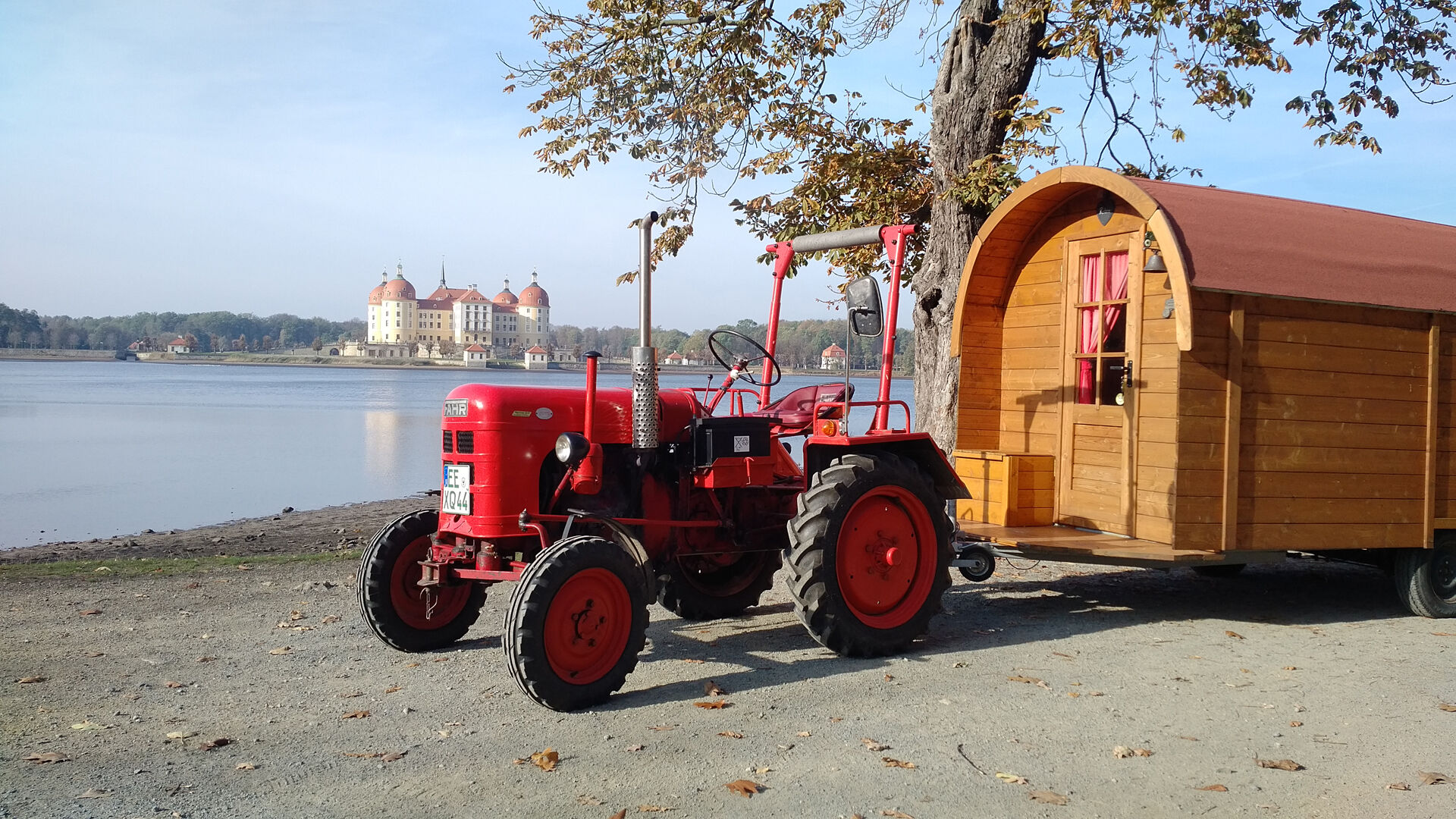 Schäferwagenurlaub mit historischem Traktor in der Moritzburger Teichlandschaft 
© Pressefoto WTH Moritzburg UG