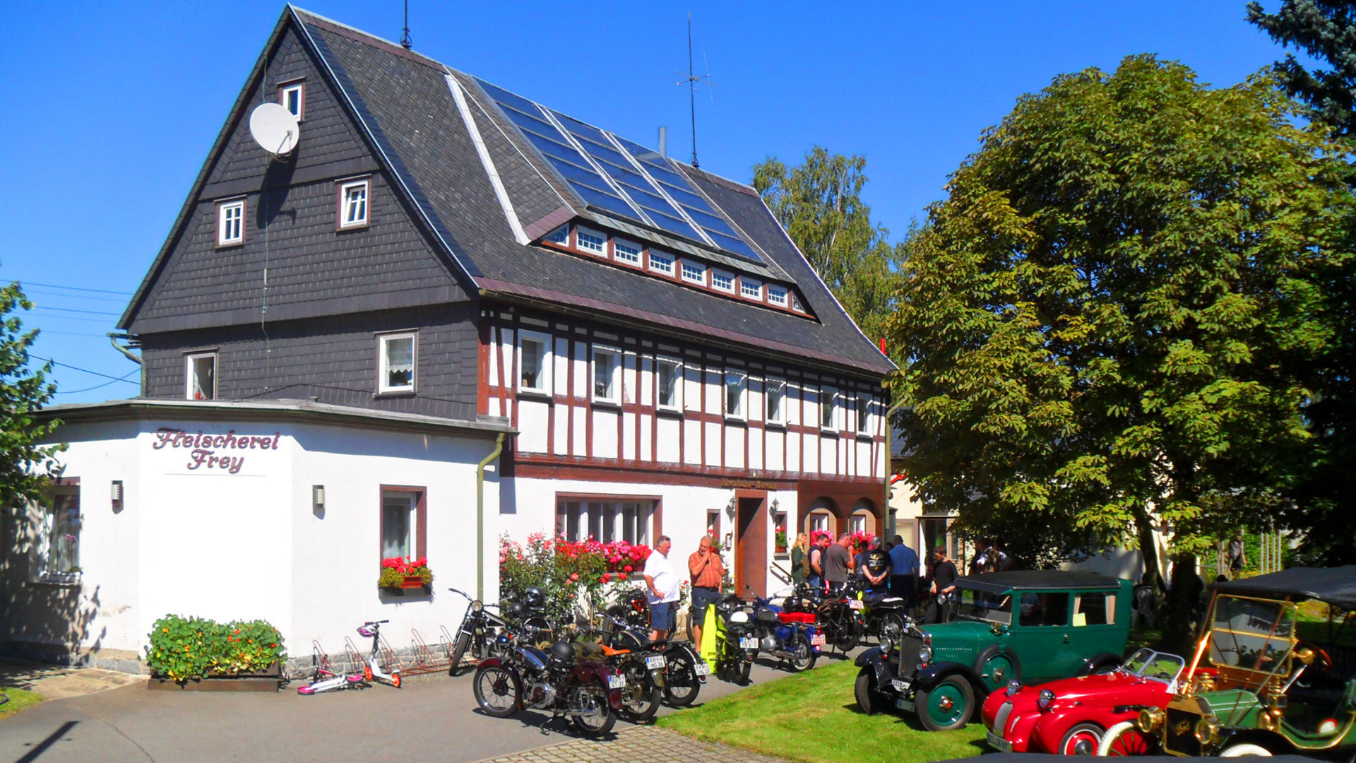 In einem Fachwerkhaus mit Umgebindeteil befindet sich das Eisenbahnmuseum Seifhennersdorf 
© Wolfgang Frey