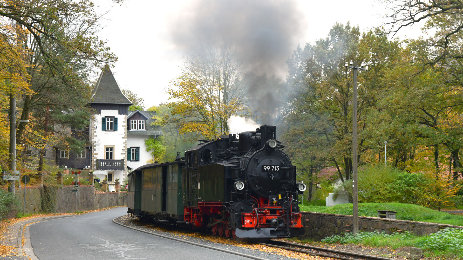 Dampfzug der Lößnitzgrundbahn bei der Vorbeifahrt an der Bilz-Pension im Lößnitzgrund 
© Christian Sacher