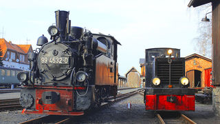 Lokomotiven vor dem Lokschuppen Bertsdorf. 
© Pressebild Interessenverband der Zittauer Schmalspurbahnen e.V.