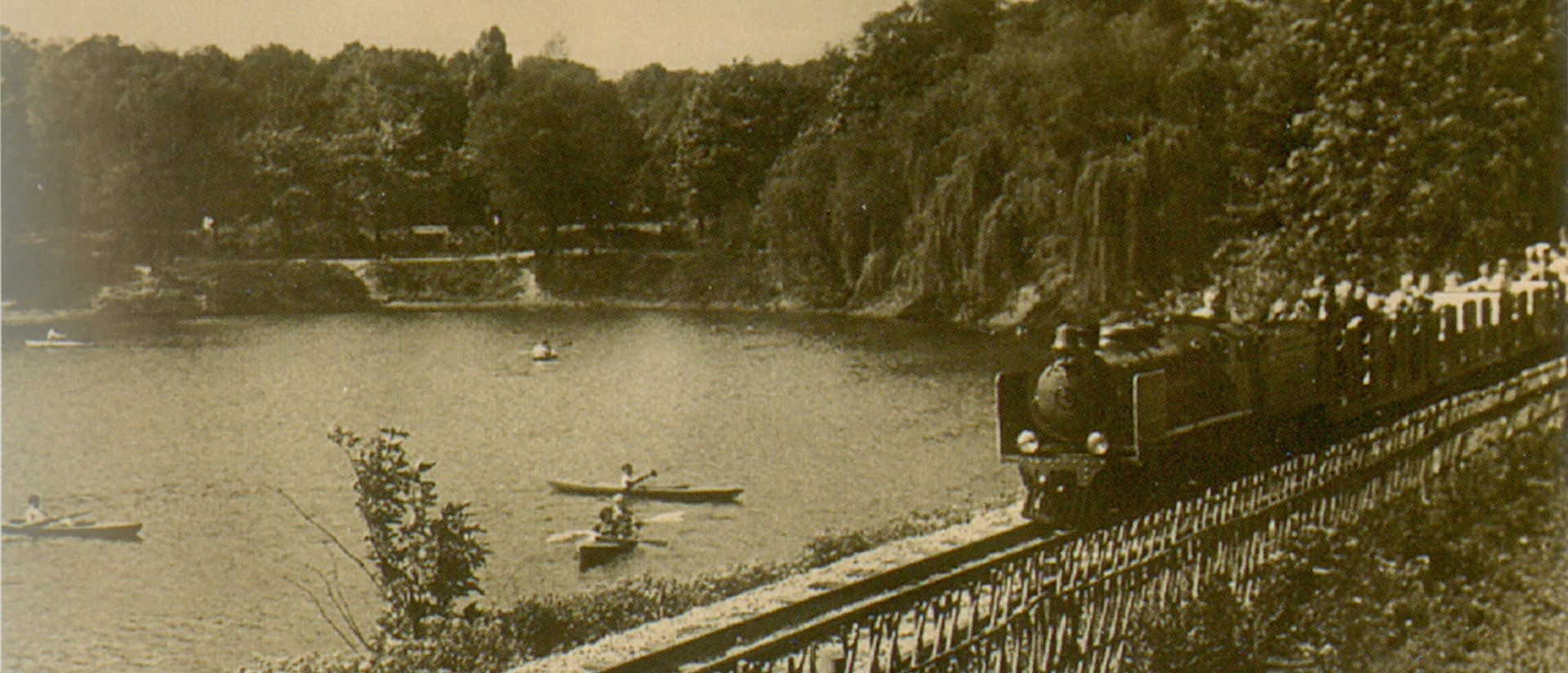 Auensee und Parkeisenbahn. 
© Sammlung A. Linz