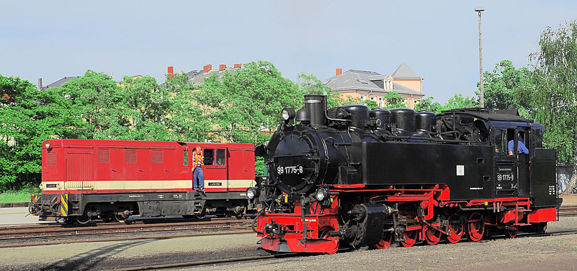 Dampf- und Dieselok in Radebeul Ost. 
© MICHAEL SPERL