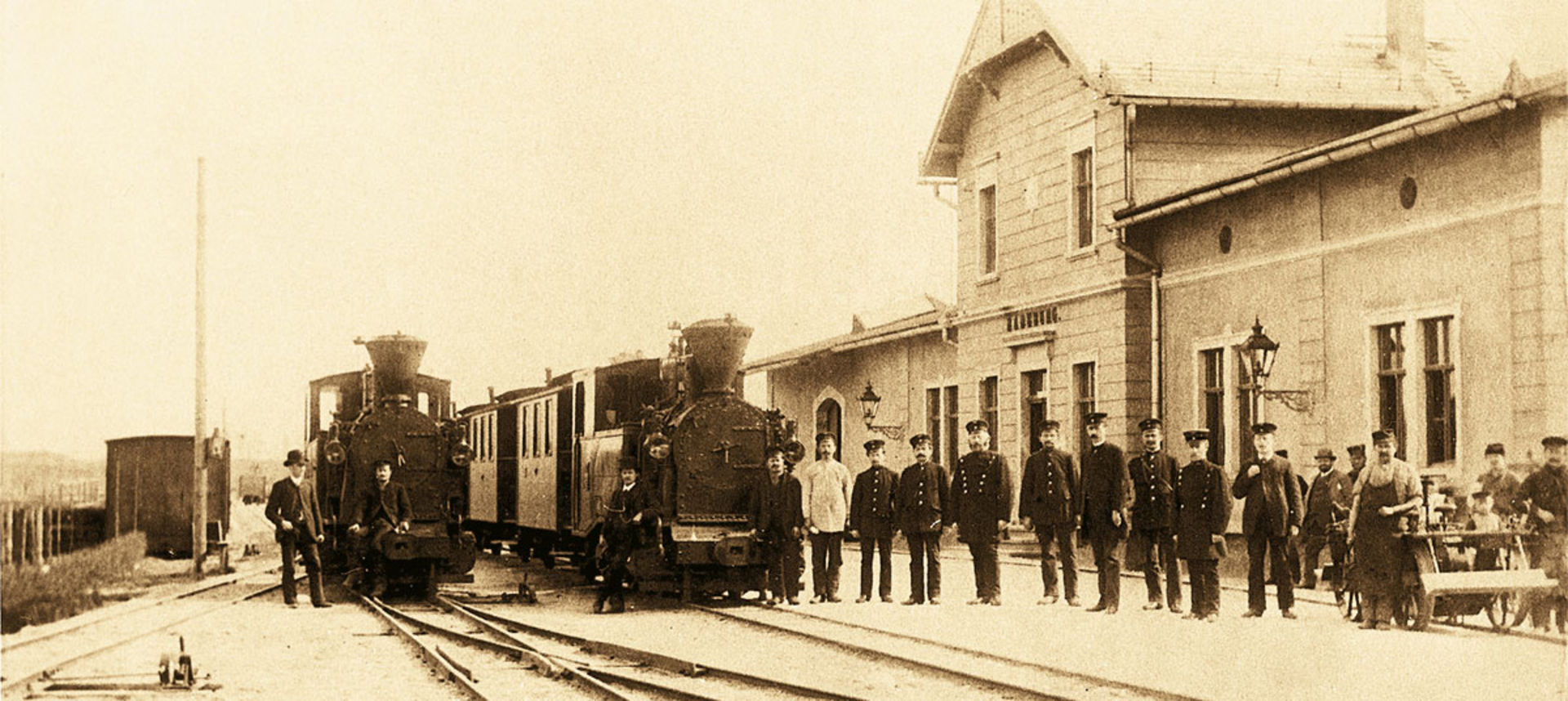 Historische Aufnahme des Bahnhofs Radeburg mit Fahrzeug und Personal. 
© Sammlung Traditionsbahn Radebeul e.V.