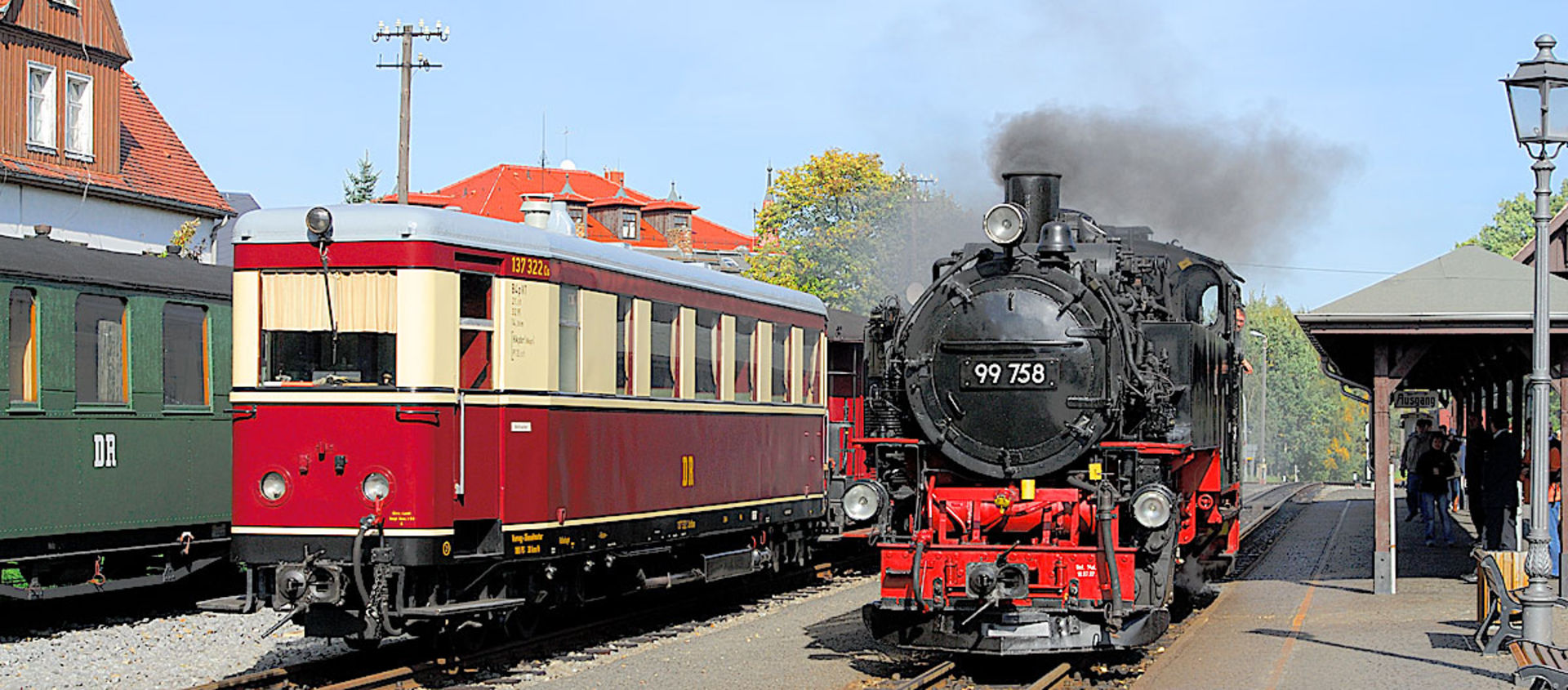 Triebwagen und Dampflok in Bertsdorf. 
©