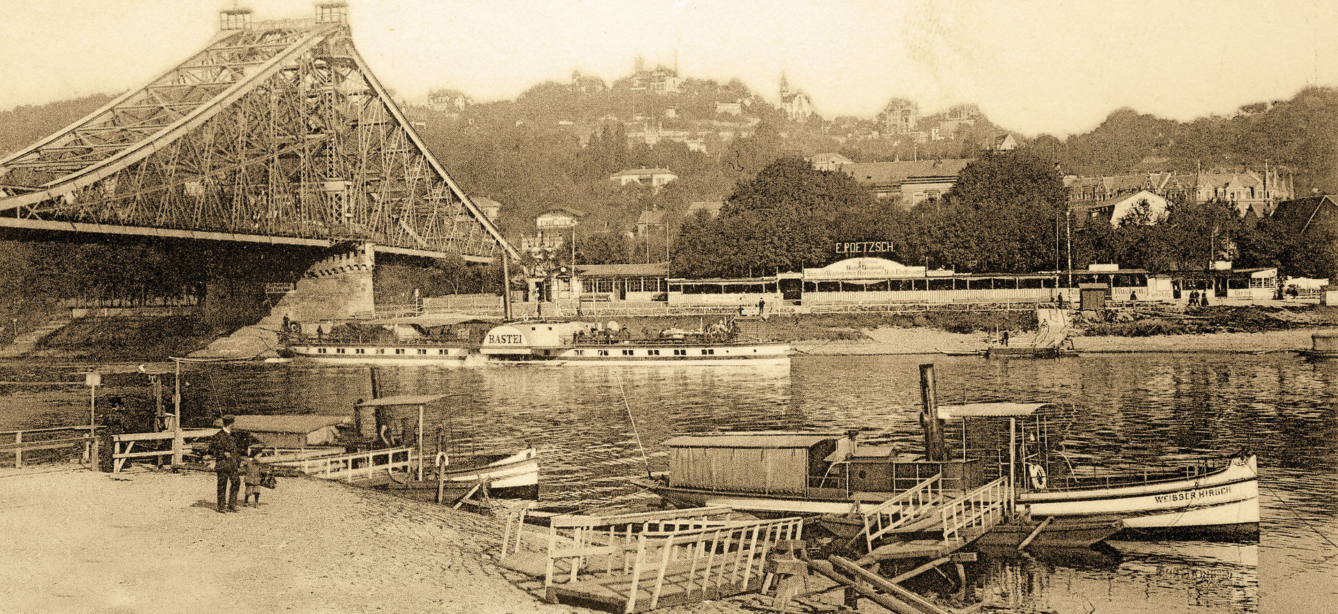 Elbdampfer "Bastei" am "Blaeuen Wunder" in Dresden Loschwitz. 
© Sammlung Chjristian Sacher