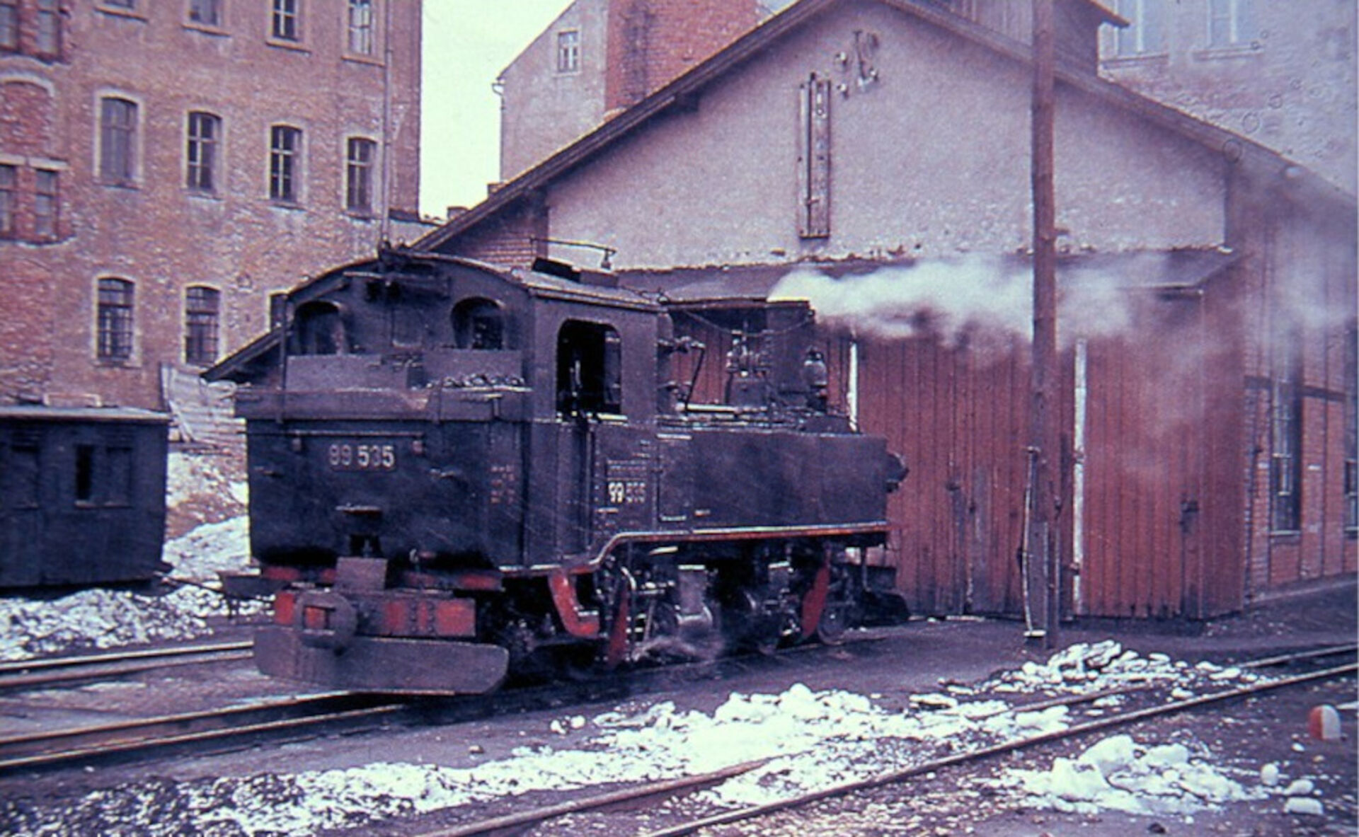 Eine Dampflok Ende 1967 vor dem Lokschuppen Eppendorf 
© Slg. Heiko Vogler