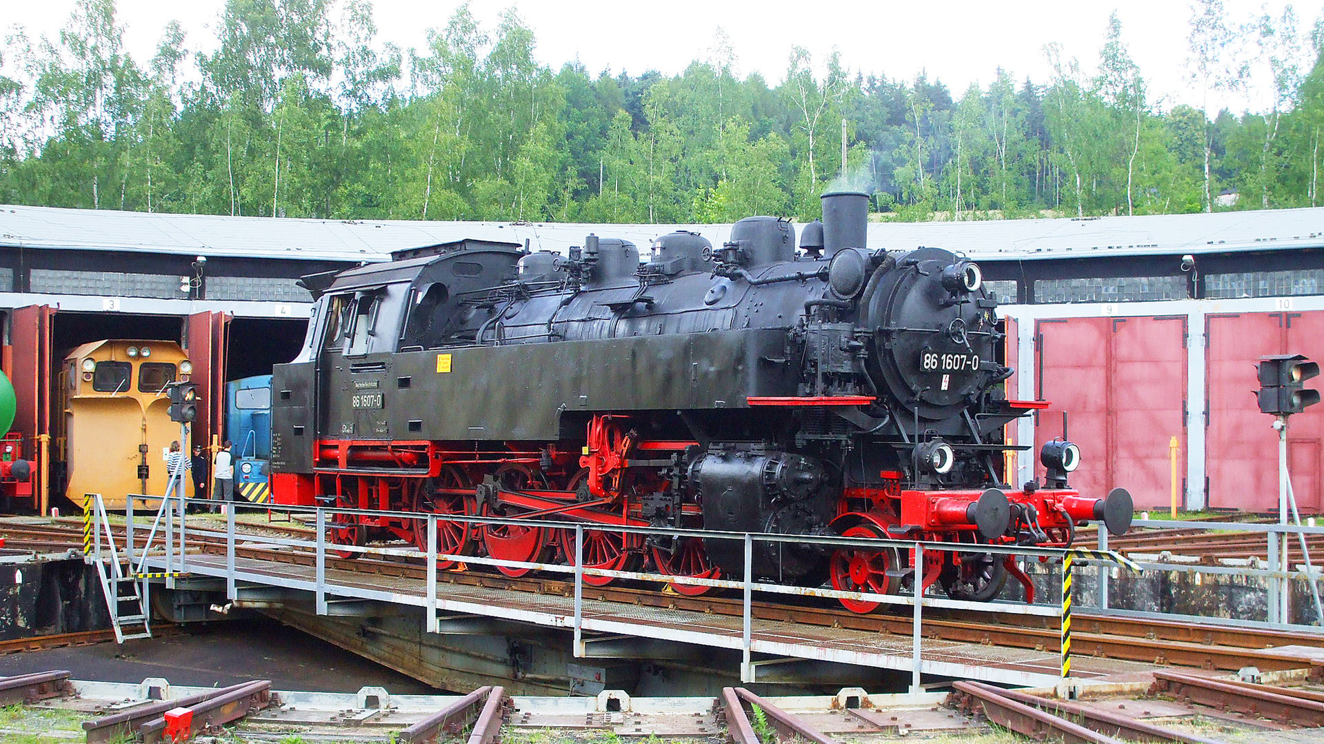 Dampflok 86 607 auf der Drehscheibe im Bw Adorf. 
© Vogtländische Eisenbahnverein Adorf (Vogtl) e.V. - Heiko Schmidt