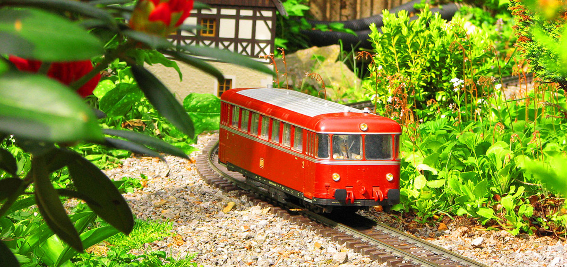 Triebwagen auf der Gartenbahn im Klein Erzgebirge. 
© Pressebild Klein-Erzgebirge Oederan e.V.