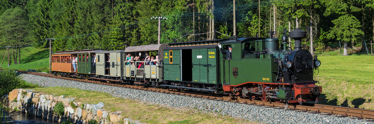 Der sächsische I K-Zug mit Fahrzeuge aus der Zeit um 1900 auf der Preßnitztalbahn 
© CHRISTIAN SACHER