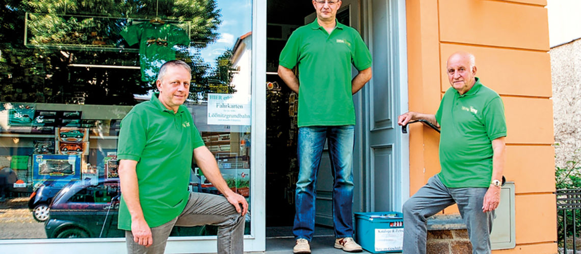 Familie Grundkötter vor dem Radebeuler Geschäft 
© Modelleisenbahnen Grundkötter GmbH