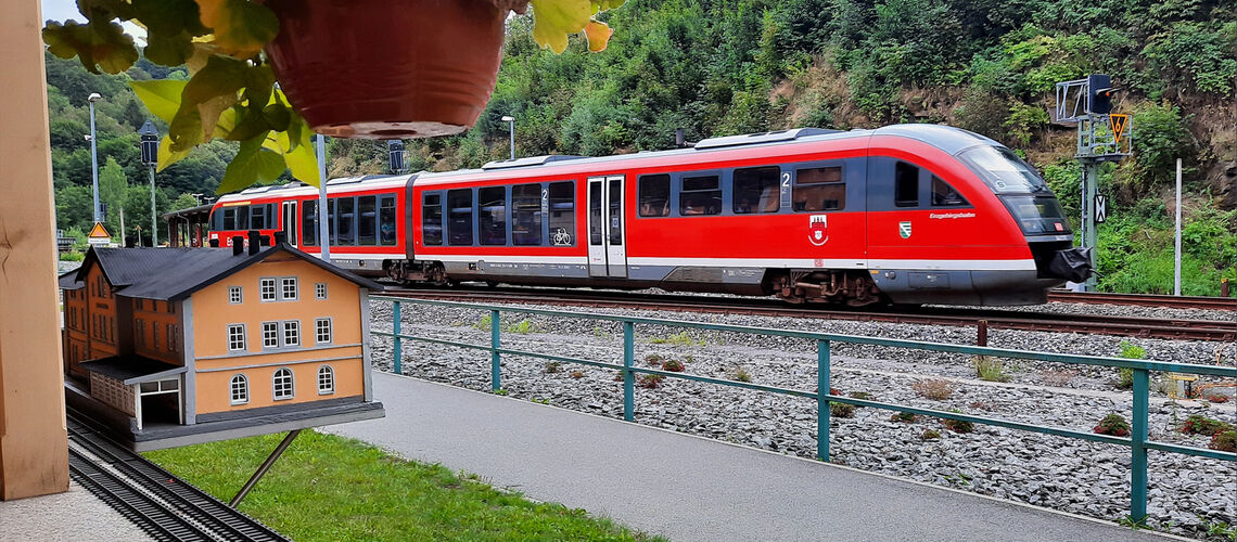 Zug der Erzgebirgsbahn im Bahnhof Wolkenstein 
© Wolfgang Fischer