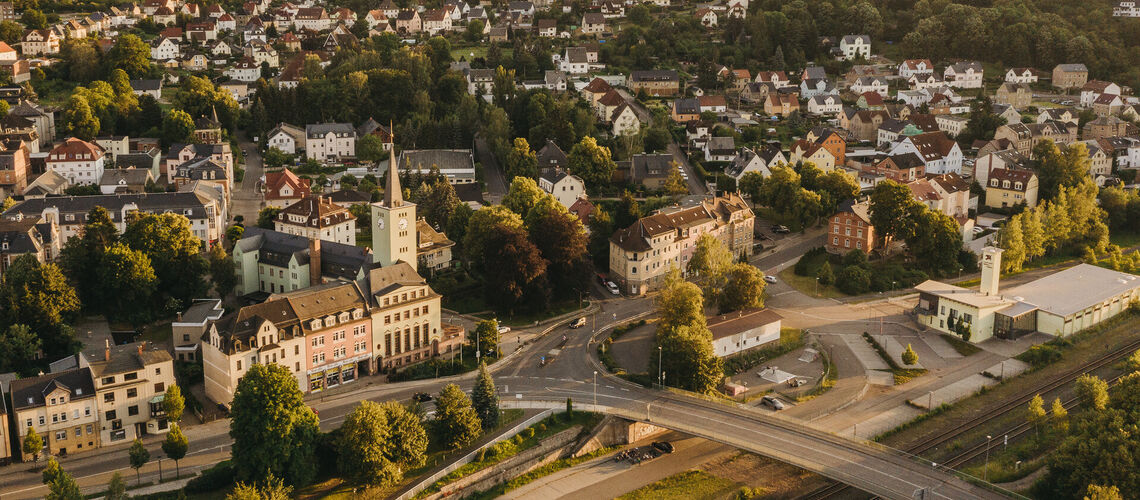 Blick ins Stadtzentrum mit Rathaus und Muldebrücke 
© Christian Gerber