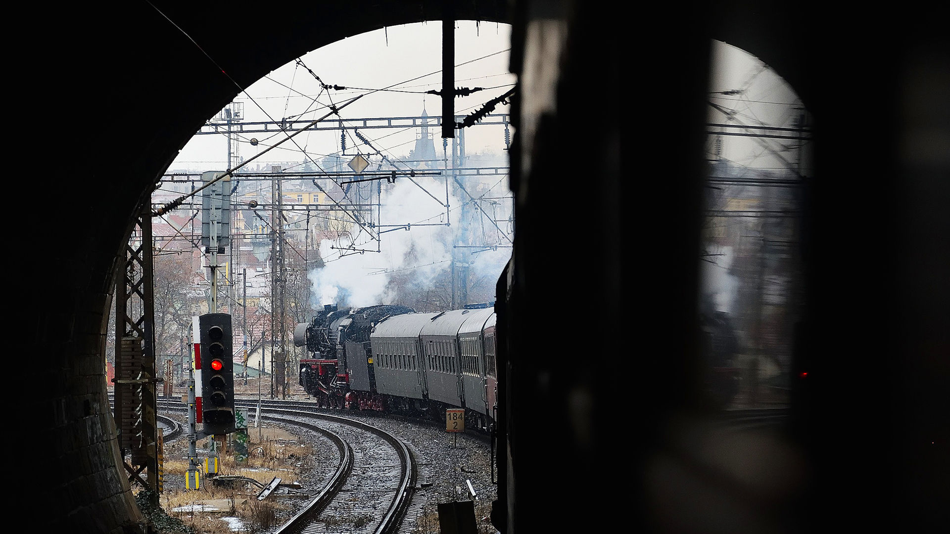 03 2155 bei der Ausfahrt aus dem Tunnel des Prager Hauptbahnhofes. 
© D. Reitmann