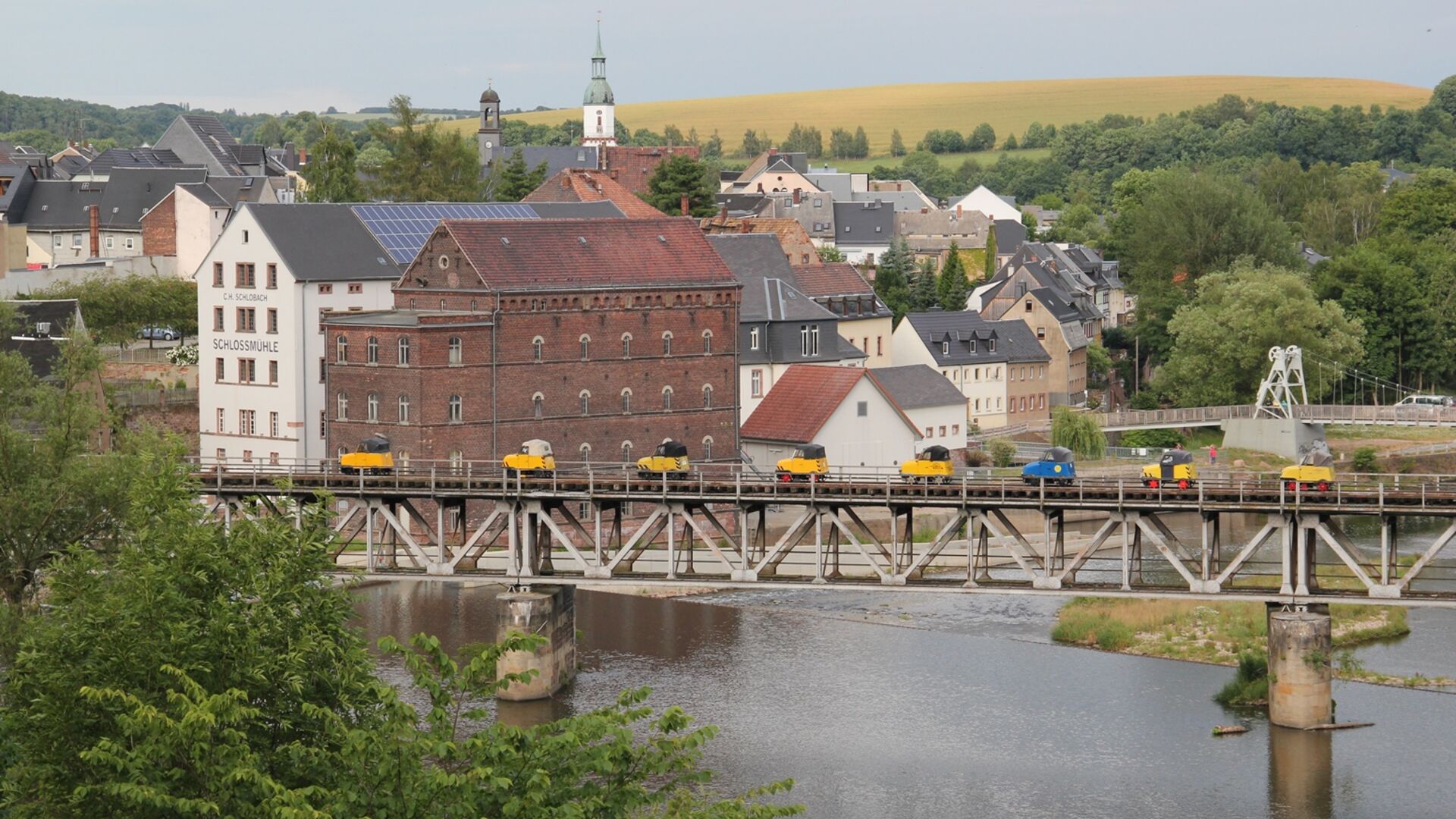 Schienentrabis in Rochlitz auf Muldenbrücke 
© Thomas Strömsdörfer
