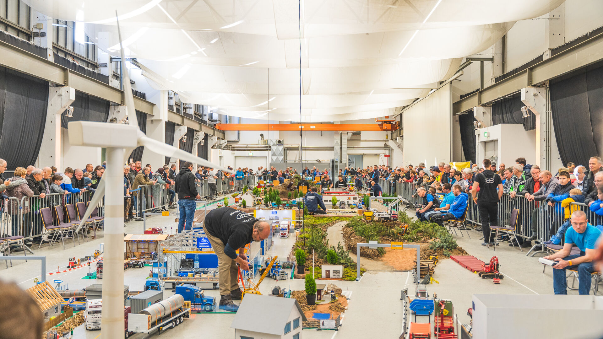 Blick in Messehalle 
© Max Gruenwald