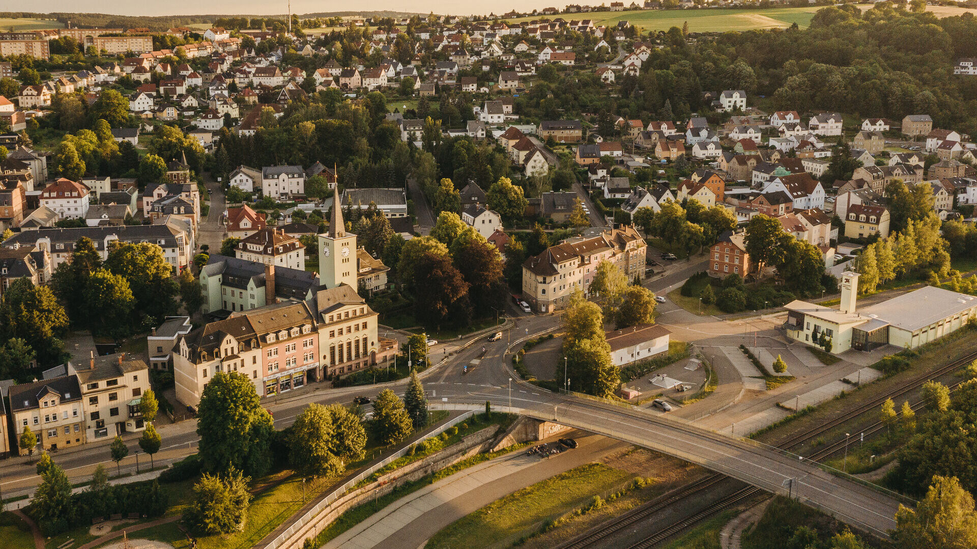 Blick ins Stadtzentrum mit Rathaus und Muldebrücke 
© Christian Gerber