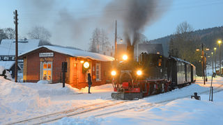 Im Reiseprogramm der Winterfahrt in Ergebirge stets dabei - eine Fahrt mit der Preßnitztalbahn 
© CHRISTIAN SACHER