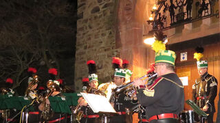Weihnachtlicher Bergaufzug vor Wachturm 
&copy; Stadt Geyer