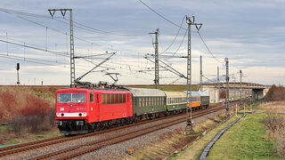 Sonderzug des Eisenbahnmuseum Leipzig mit Elektro-Lok BR 155. 
©