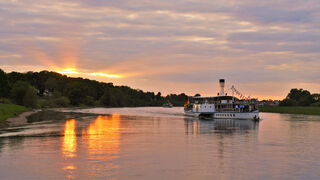 Dampfschiff abends auf Elbe 
&copy; Christian Sacher